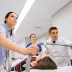 доктор записывает показания